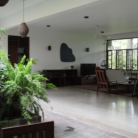 The Mirror Mansion Hotel Rajagiriya Bagian luar foto