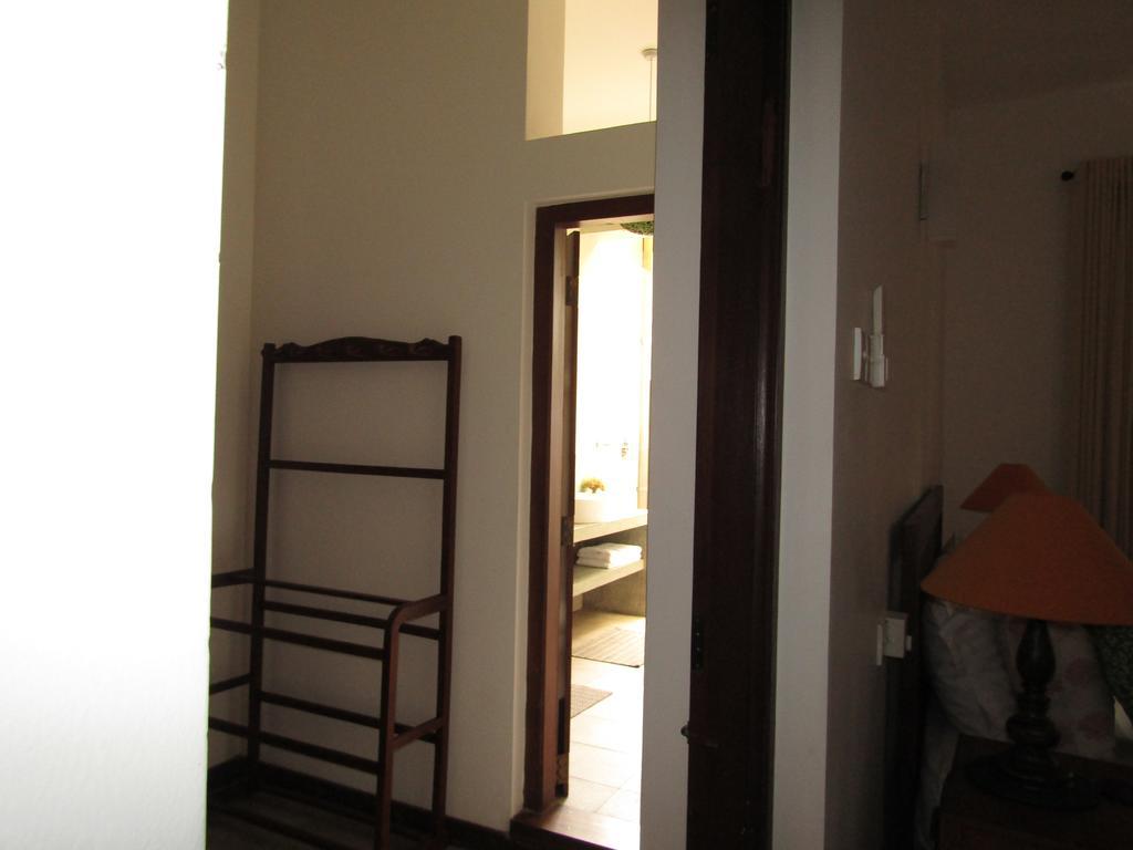 The Mirror Mansion Hotel Rajagiriya Bagian luar foto
