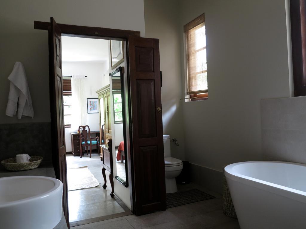 The Mirror Mansion Hotel Rajagiriya Bagian luar foto